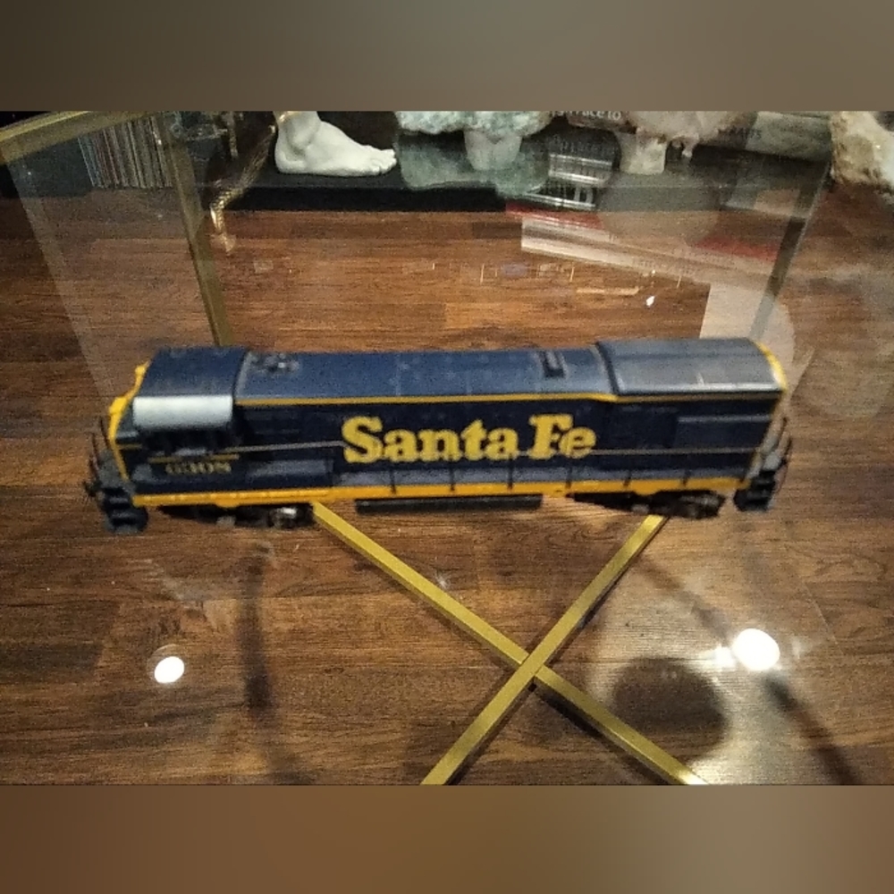 Santa Fe Engines and random cars, see pictures